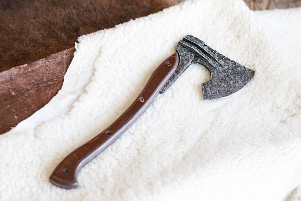 Топор  ХАЙ ТЕК с чехлом