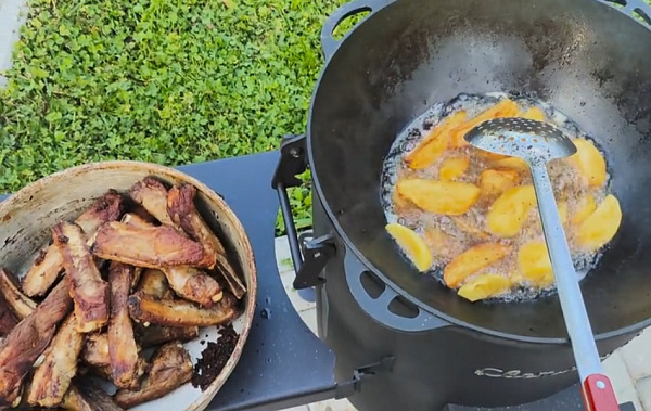 Печь для казана 16 л с боковыми полочками